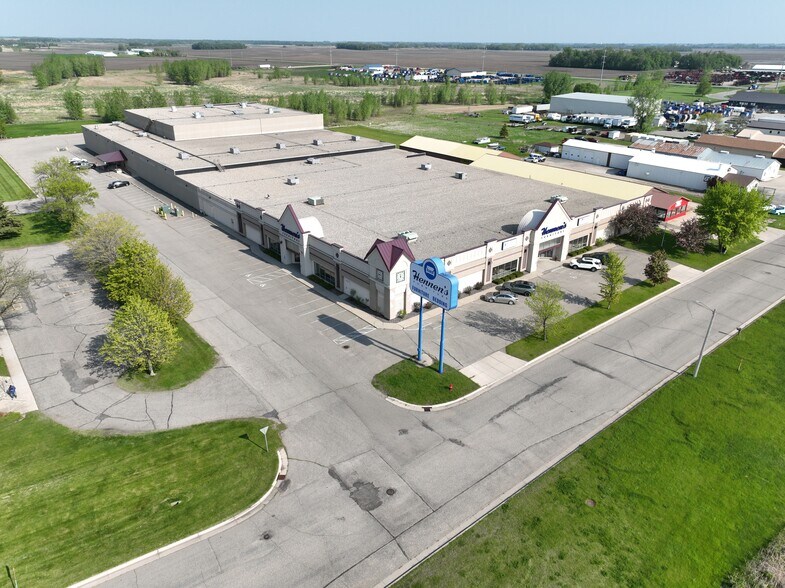 More Photos Of 3901 Abbott Dr, Willmar Freestanding For Sale