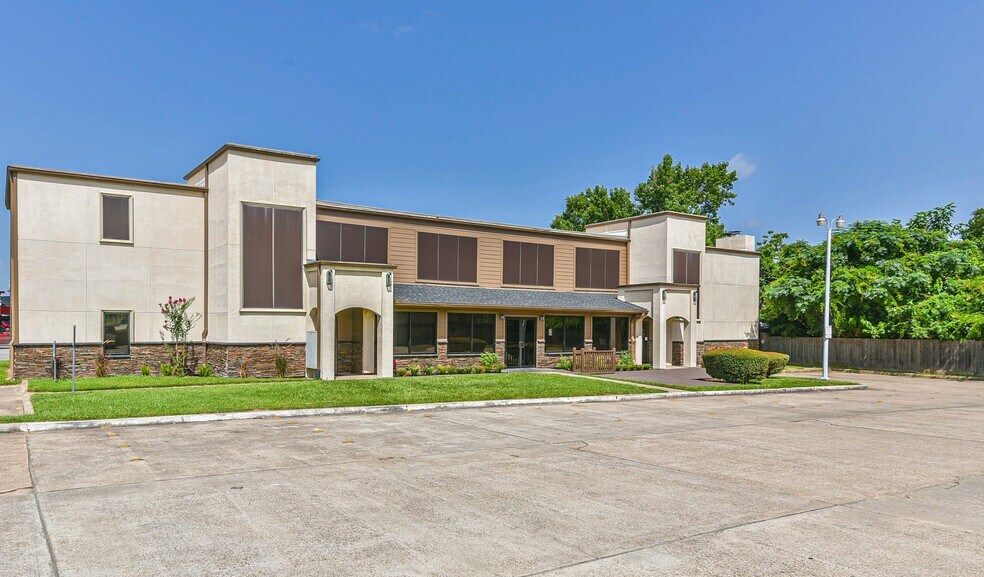 More Photos Of 900 W Davis St, Conroe Office For Sale
