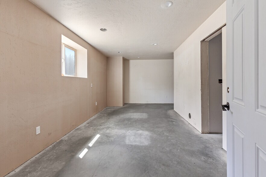 More Photos Of 275 Industrial Park Ave, Spirit Lake Warehouse For Lease