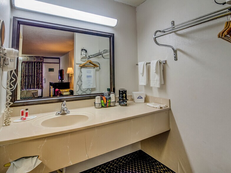 More Photos Of 800 University St, Martin Hotel For Sale