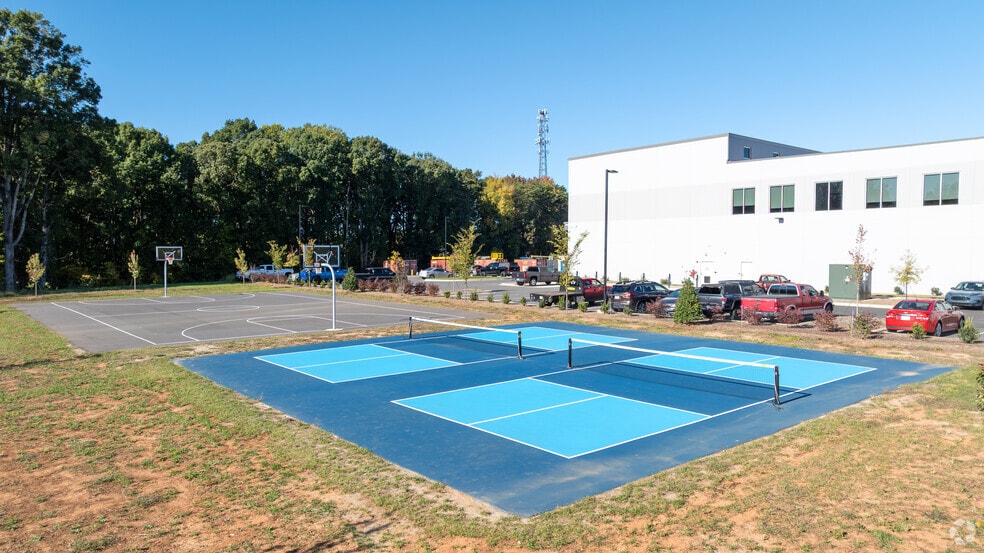 More Photos Of 110 Langtree Campus Dr, Mooresville Showroom For Lease