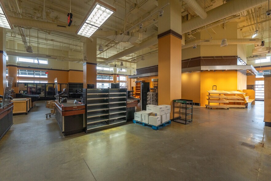 More Photos Of 3253 Dodge St, Omaha Hotel For Sale