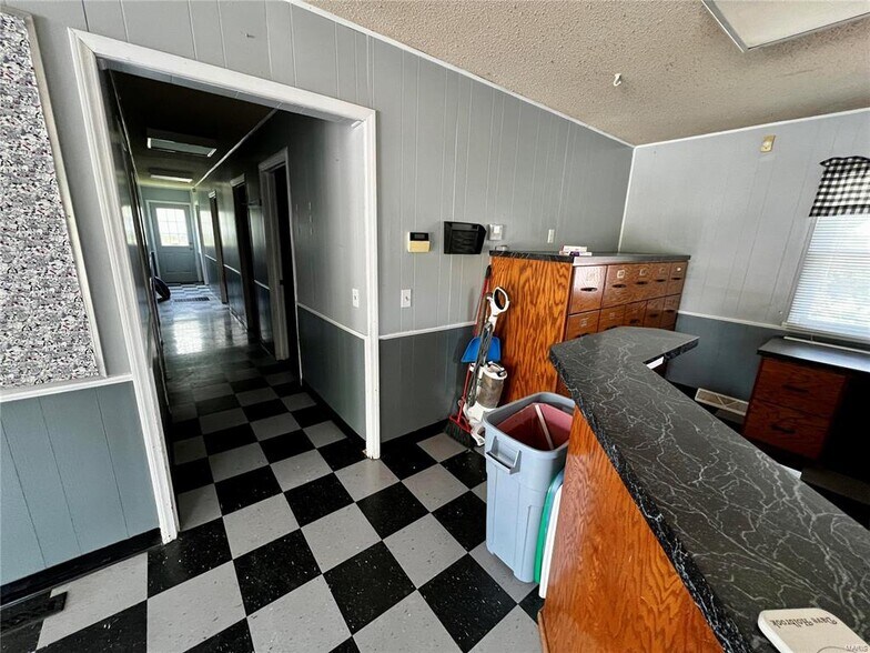 More Photos Of 22199 Highway Y, Saint Robert Medical For Sale