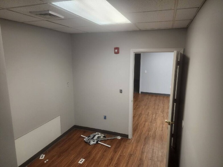 More Photos Of 4305 N 6th St, Harrisburg Showroom For Lease