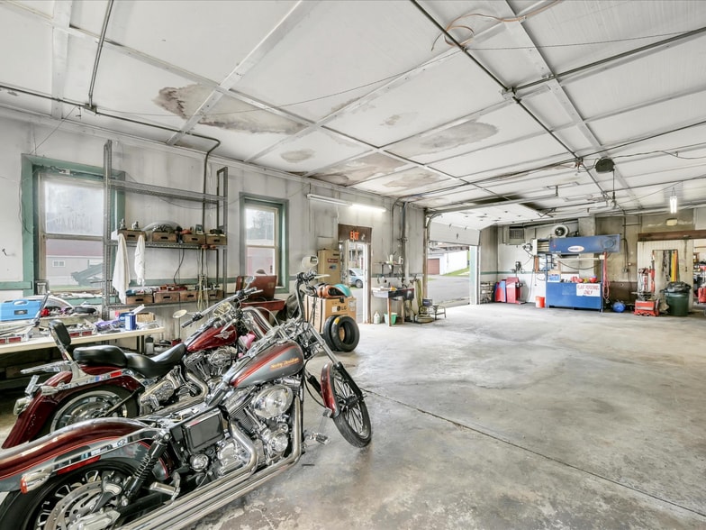 More Photos Of 39 E Walnut St, Ashland Auto Repair For Sale