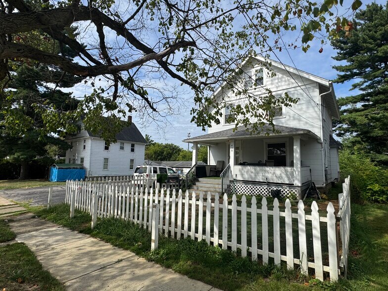 More Photos Of 444 S Meridian St, Ravenna Medical For Sale