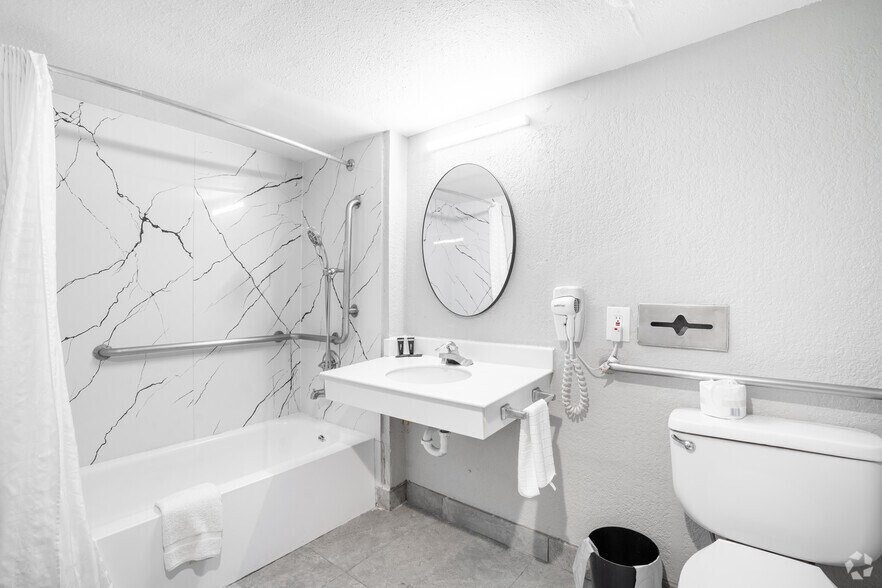 More Photos Of 2600 Ruth St, Sulphur Hotel For Sale