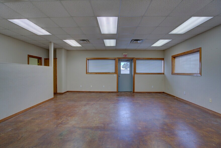 More Photos Of 2830 NW 32nd St, Newcastle Office For Sale