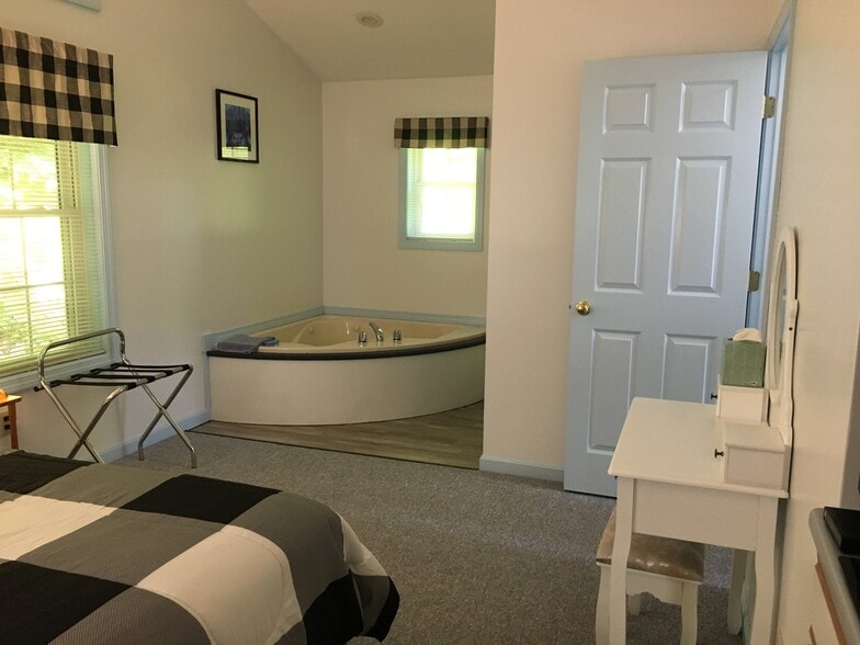 More Photos Of 279 Harrison Rd, Norway Hotel For Sale