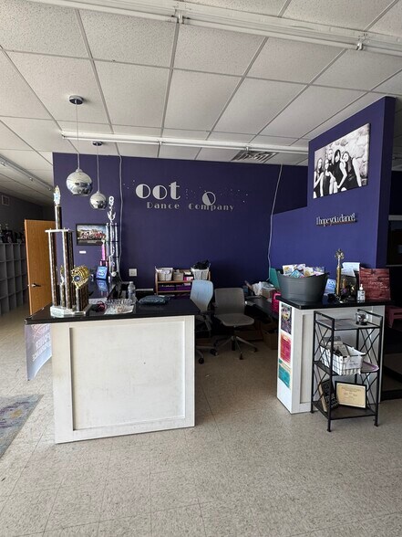 More Photos Of 728 Schelfhout Ln, Kimberly Freestanding For Lease