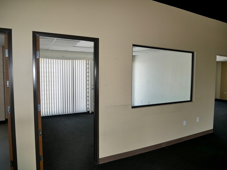 More Photos Of 1365-1371 Del Norte Rd, Camarillo Showroom For Sale