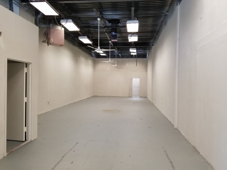 More Photos Of 18775 N Frederick Rd, Gaithersburg Warehouse For Lease