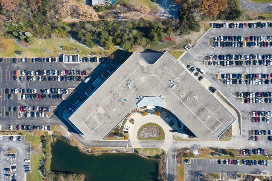 More Photos Of 3000 Lakeside Dr, Bannockburn Office For Lease