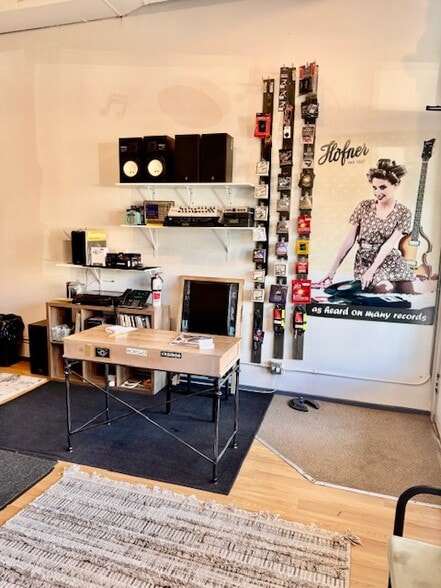 More Photos Of 405 1/2 Linden Ave, Wilmette General Retail For Lease