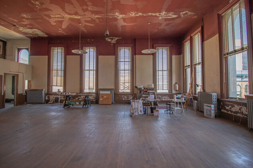 More Photos Of 301 Columbia St, Lafayette Office For Sale