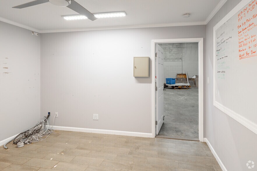 More Photos Of 1620-1646 SE Village Green Dr, Port, Port Saint Lucie Warehouse For Lease