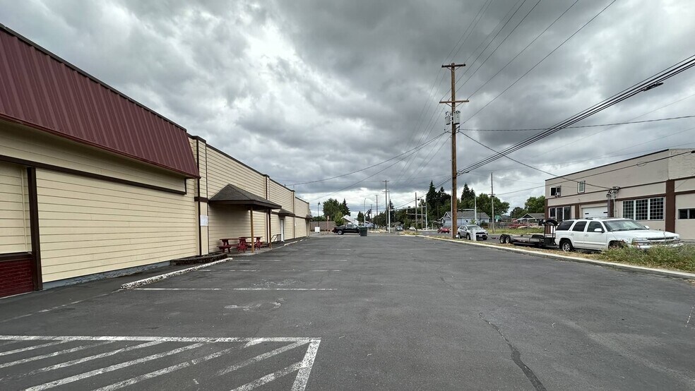 More Photos Of 404 W Main St, Kelso Restaurant For Lease