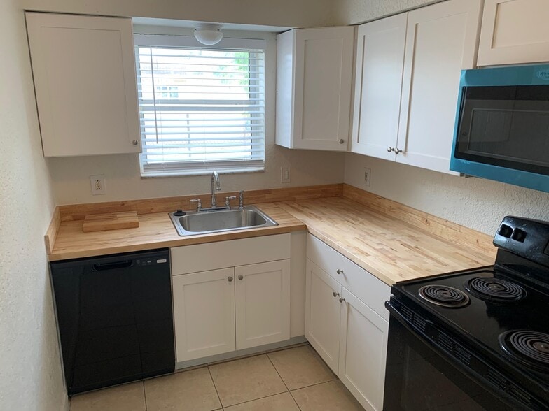 More Photos Of 1634 W 26th Ct, Riviera Beach Apartments For Sale