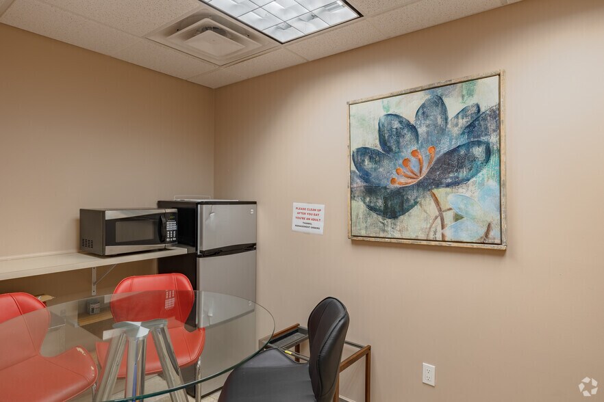 More Photos Of 27253 Van Dyke Ave, Warren Medical For Lease