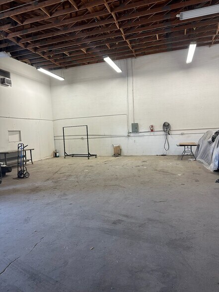 More Photos Of 180 W Oasis Rd, Palm Springs Warehouse For Lease