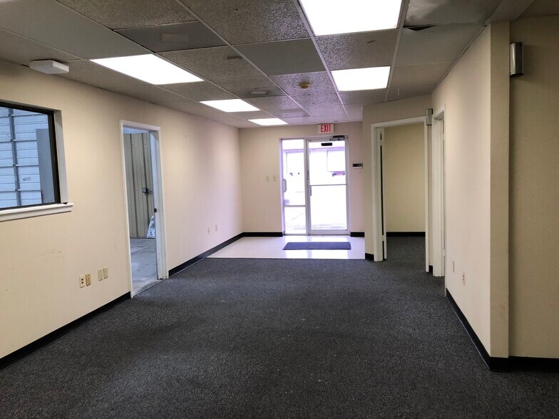 More Photos Of 903 Industrial St, Clute Unknown For Lease