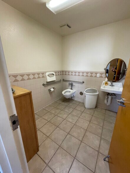 More Photos Of 22427 Meekland Ave, Hayward Self Storage For Lease