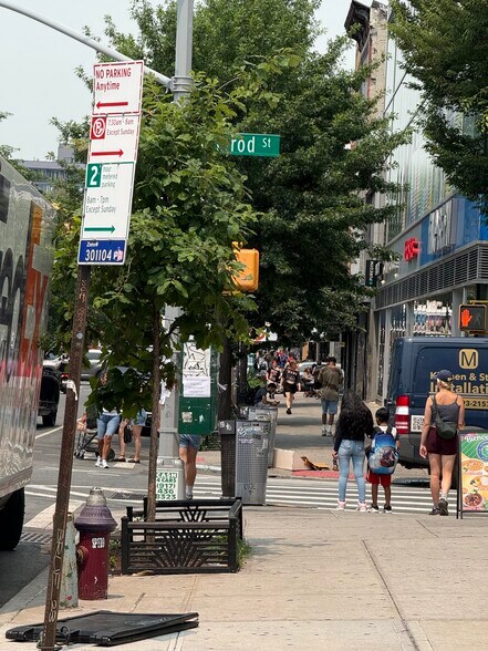 More Photos Of 437 Knickerbocker Ave, Brooklyn Storefront For Lease