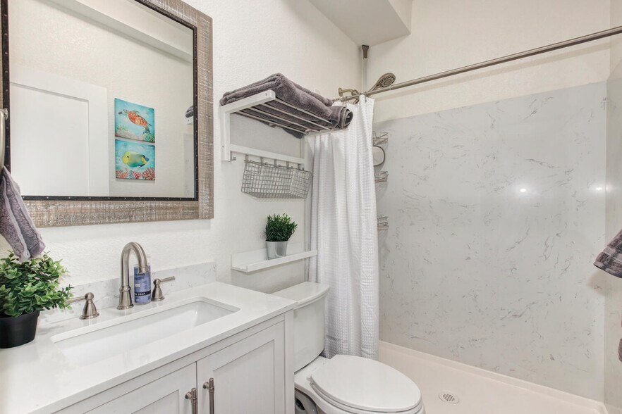 More Photos Of 1413-1415 Victorian Aly, Sacramento Apartments For Sale