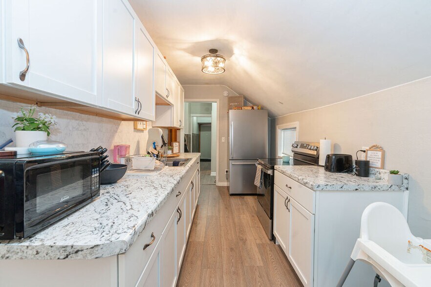 More Photos Of 28 Main St W, Richmond Office For Sale