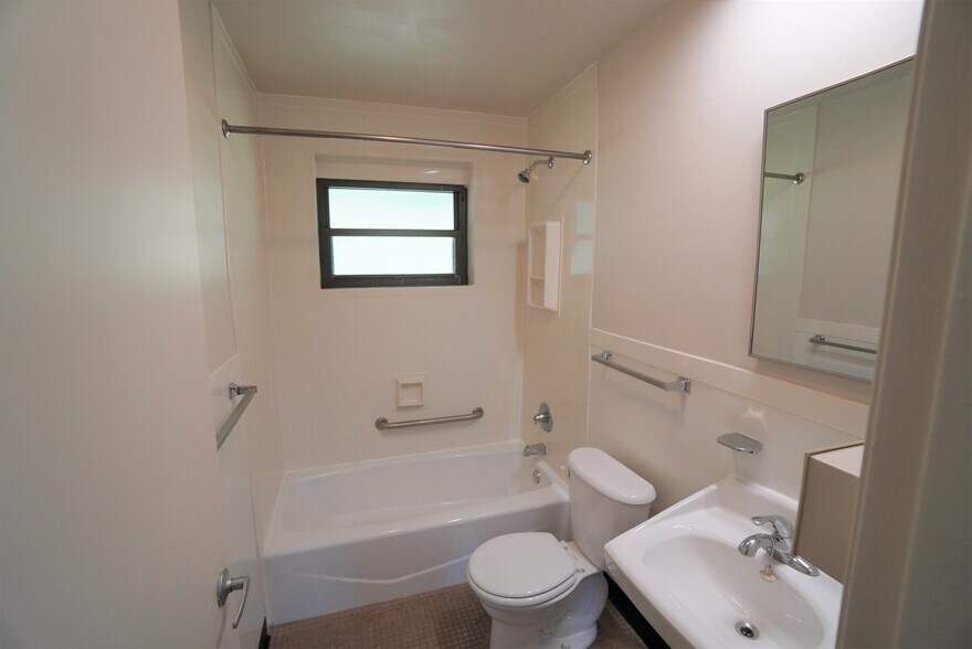More Photos Of 706 Jay St, Jefferson City Apartments For Sale
