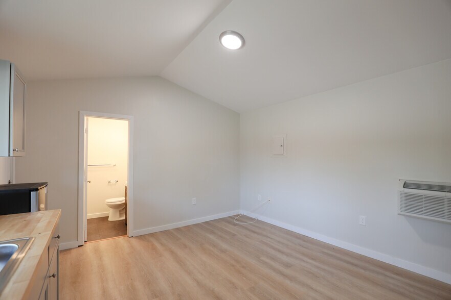 More Photos Of 669 Broadway, Ulster Park Hotel For Sale
