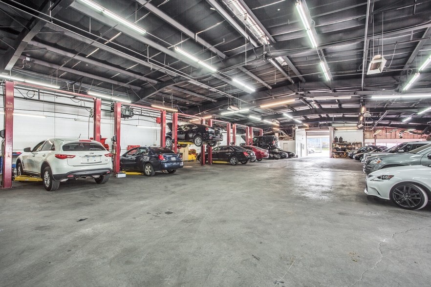 More Photos Of 11603-11607 Denton Dr, Dallas Showroom For Sale