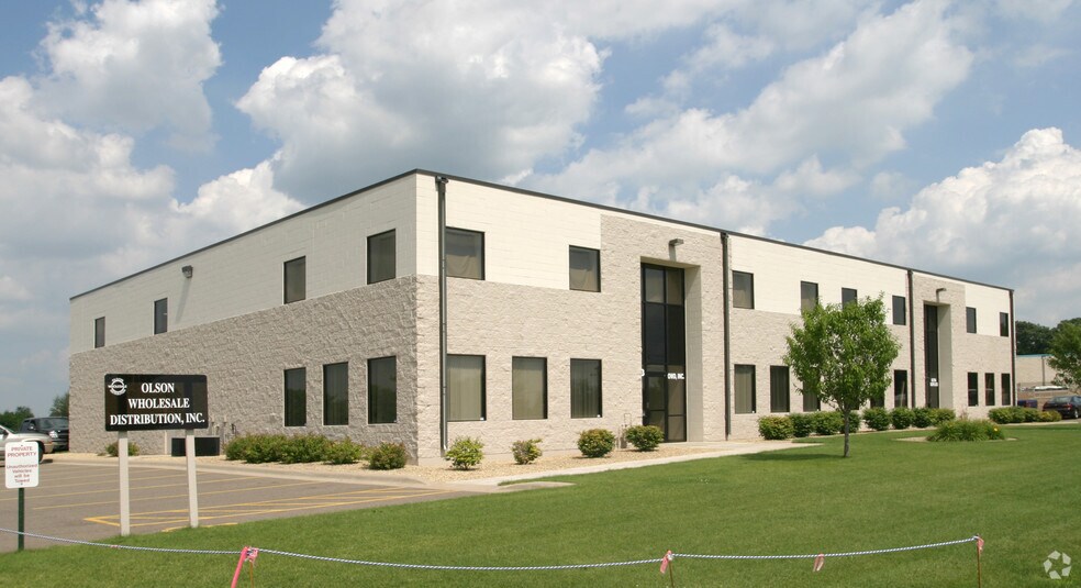 More Photos Of 13743 NE Aberdeen St, Ham Lake Warehouse For Lease