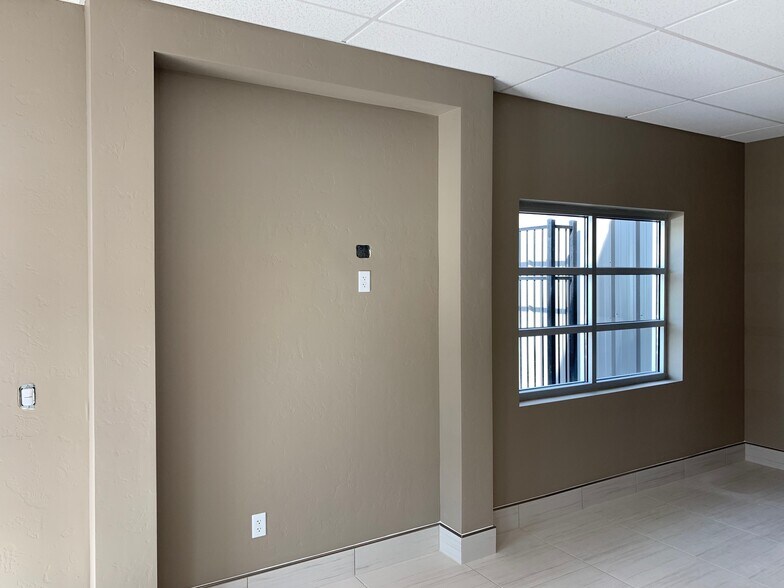 More Photos Of 2140-2162 E Summersweet Dr, Boise Self Storage For Lease