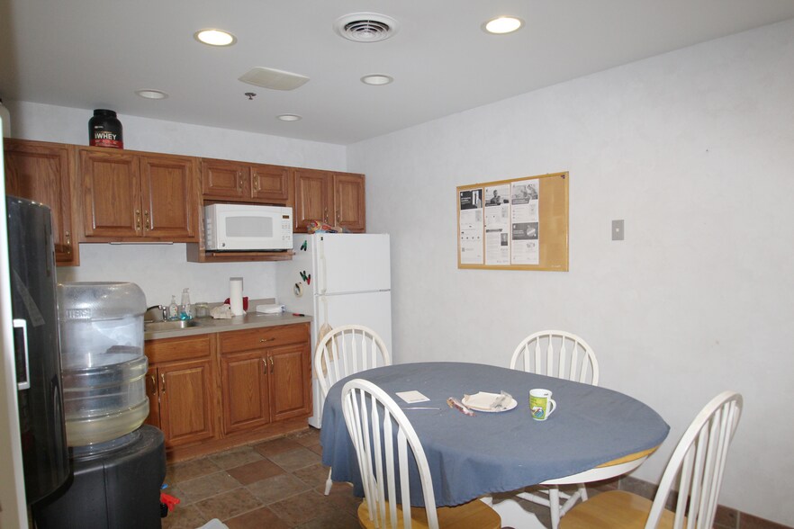 More Photos Of 2557-2571 Center Rd, Hinckley Warehouse For Lease