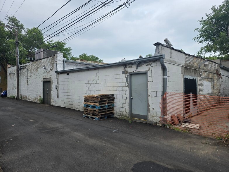 More Photos Of 2405 W Ardmore Ave, Chicago Industrial For Sale