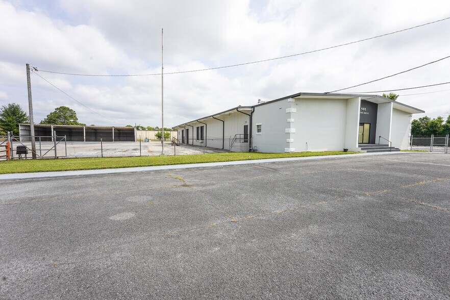 More Photos Of 801 Legion Dr, Dalton Distribution For Lease