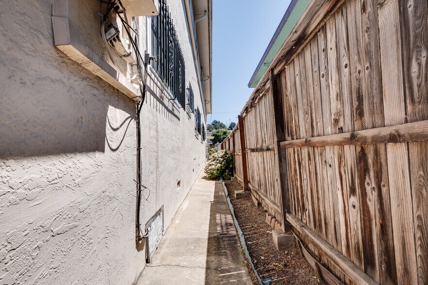 More Photos Of 9031 Hillside St, Oakland Apartments For Sale