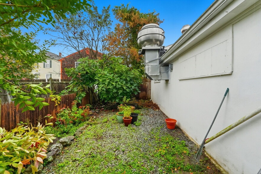 More Photos Of 170 Franklin St, Bristol Restaurant For Sale