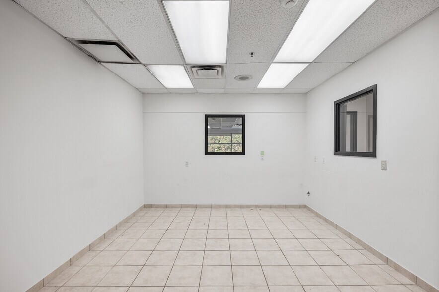 More Photos Of 3871 N Fraser Way, Burnaby Showroom For Lease