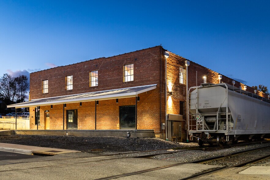 136 W Elizabeth St, Harrisonburg, VA 22802 Retail For Lease