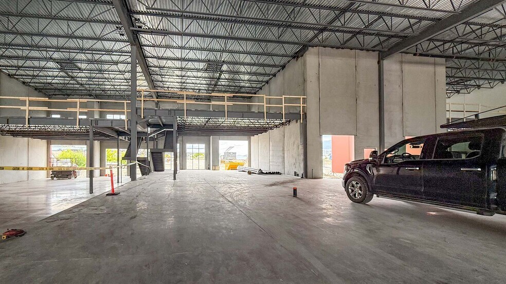 More Photos Of 4605 34 St, Vernon Distribution For Lease