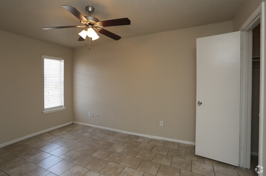 More Photos Of 504 Dudley Cir, Arlington Apartments For Sale
