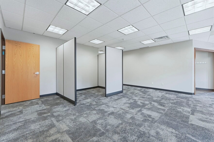More Photos Of 2150 N Pointe Dr, Warsaw Office For Lease