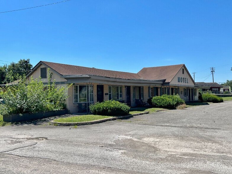 More Photos Of 1560 E 10th St, Jeffersonville Hotel For Sale