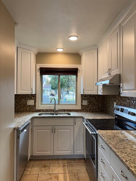 More Photos Of 1747 Oakdale Ave, Green Bay Apartments For Sale