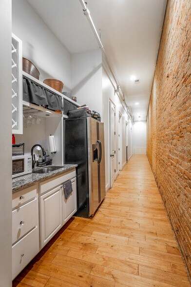 More Photos Of 809 Market St, Chattanooga Storefront Retail Office For Sale