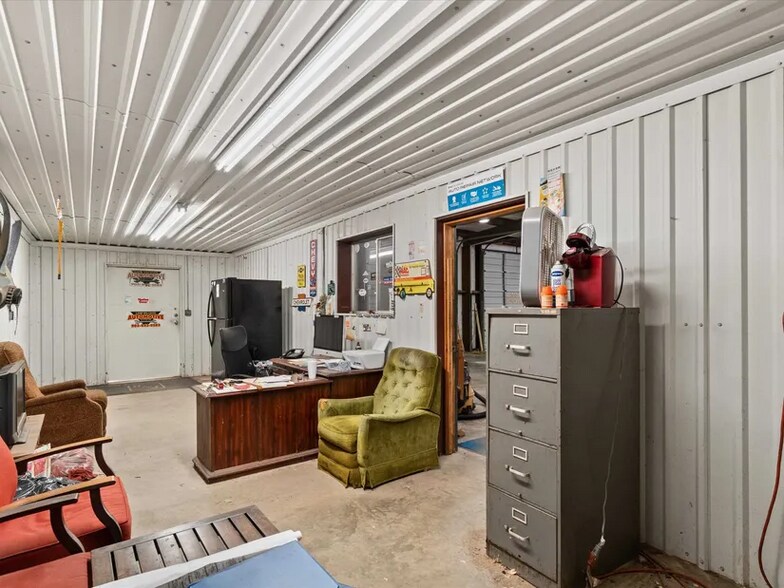 More Photos Of 420 E Scott St, Gilmer Industrial For Sale