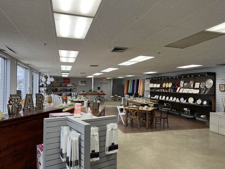 More Photos Of 160 N Branford Rd, Branford Warehouse For Sale