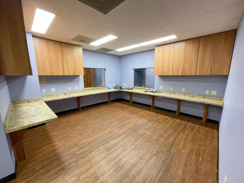 More Photos Of 600 E Taylor St, Sherman Office For Lease